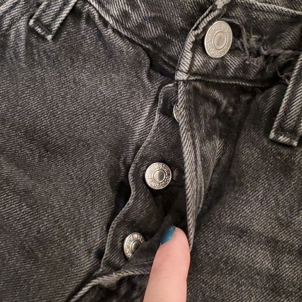 Distressed grayish black Levi's 501 jean shorts - Picture 6 of 10